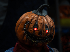 Créature horrifique à tête de citrouille évoquant l’univers de HELL-OWEEN